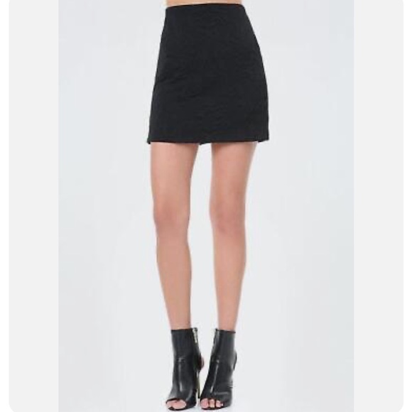 bebe | Embossed Quilted Floral A-line Mini Skirt Black LG - Picture 10 of 10